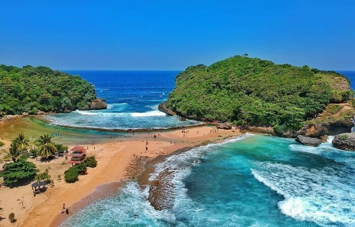 Destinasi Wisata Pantai yang Mendominasi di Malang Selatan